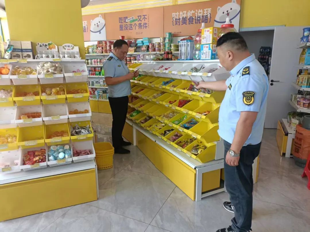 护航高考 崇阳县市场监管局开展预包装及散装食品安全专项检查行动